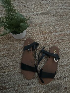 BLACK SANDALS